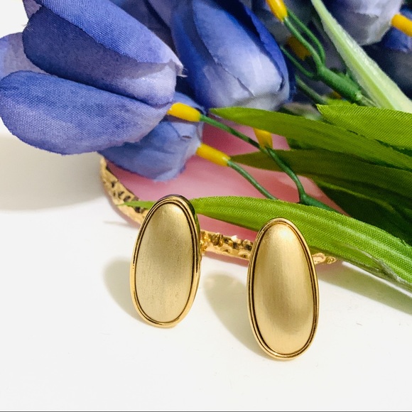 🌹Vintage Monet gold oval shape clip on earring - Picture 4 of 15
